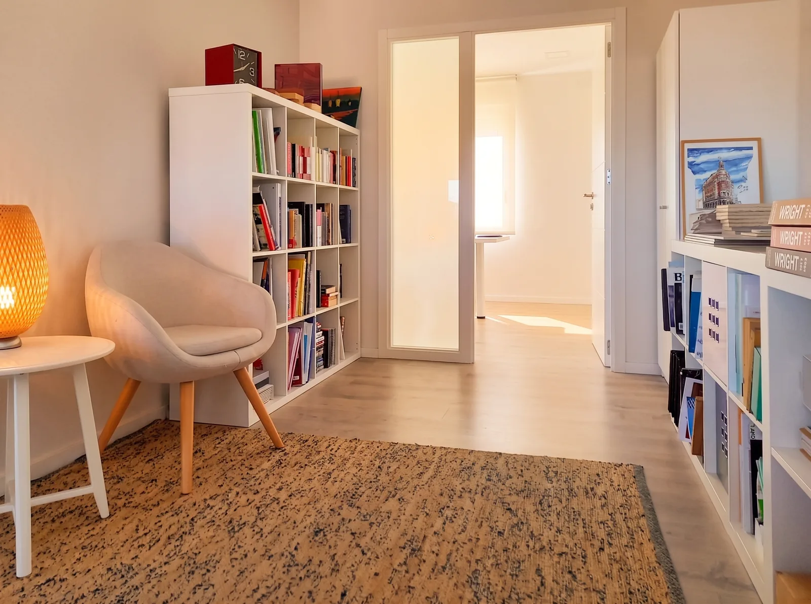 Espacio interior con biblioteca de un proyecto del estudio